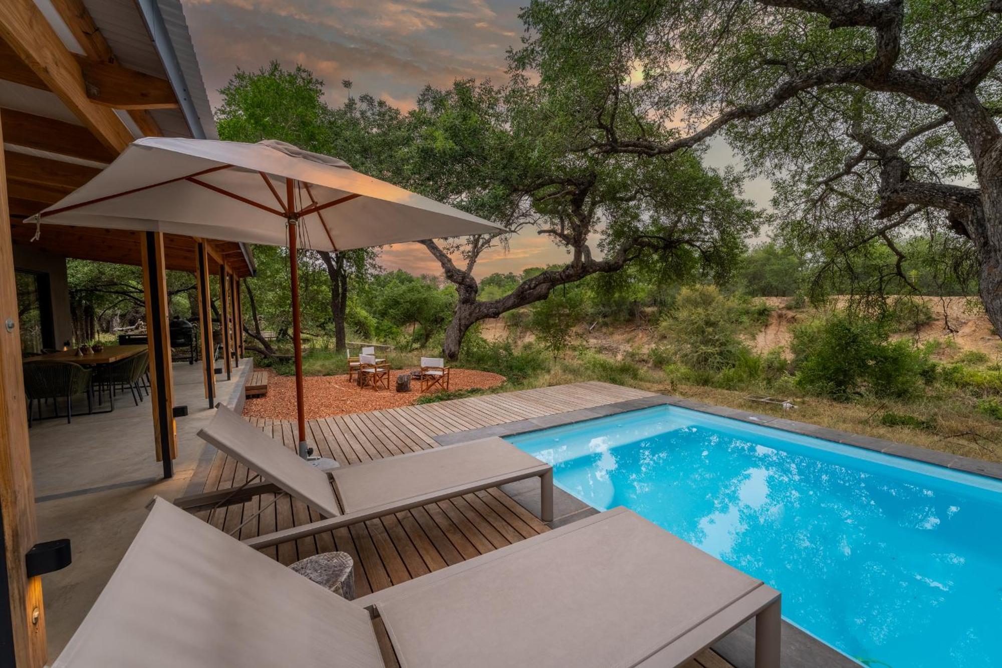 Nomads Den Private Villa With Heated Pool On Hoedspruit Wildlife Estate Riverbed Chambre photo